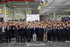 현대차그룹 임직원들과 기념촬영하는 정의선 회장