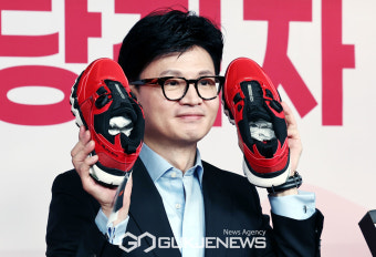 선물받은 운동화를 들어보이는 한동훈 국민의힘 비상대책위원장