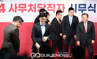 자리로 향하는 한동훈 비대위원장