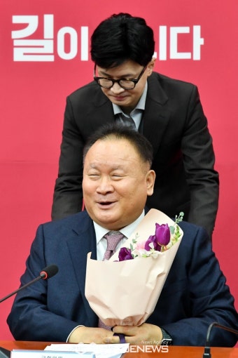 한동훈 비대위원장, 이상민 의원의 입당을 축하하며 꽃다발 전달