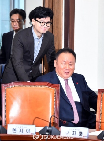 이상민 의원 휠체어 밀어주는 한동훈 비대위원장
