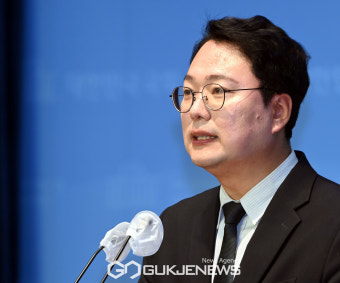 기자회견 하는 천하람 개혁신당 창당준비위원장