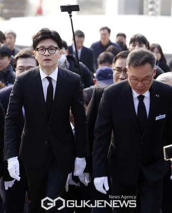 국립3.15민주묘지 찾은 한동훈 국민의힘 비상대책위원장