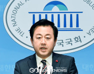 국민의힘 탈당 기자회견하는 김용남 전 의원