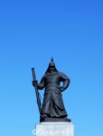 이순신 장군 동상 위로 펼쳐진 파란 서울하늘