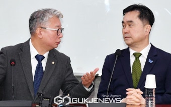 김종민 의원과 대화하는 조응천 미래대연합 공동 창당준비위원장