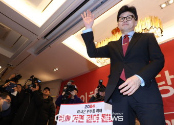 인사 하는 한동훈 국민의힘 비상대책위원장