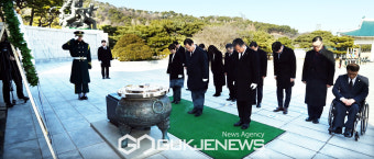 국민의힘 공천관리위원회 본격 가동, 현충원 참배하는 정영환 위원장