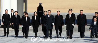 현충탑 향하는 정영환 국민의힘 공관위원장