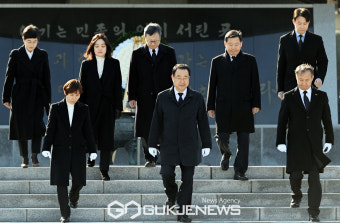 현충탑 참배 마치고 이동하는 정영환 국민의힘 공천관리위원장
