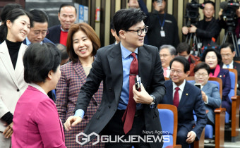 의원들과 인사 하는 한동훈 국민의힘 비상대책위원장