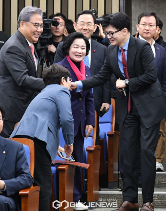 의원들과 인사 하는 한동훈 국민의힘 비상대책위원장