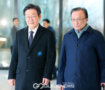 오찬장을 나서는 이재명 대표와 이해찬 전 대표