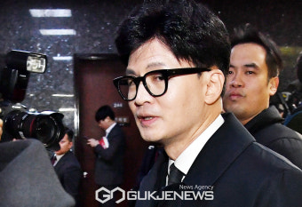 비대위원장실로 향하는 한동훈 위원장