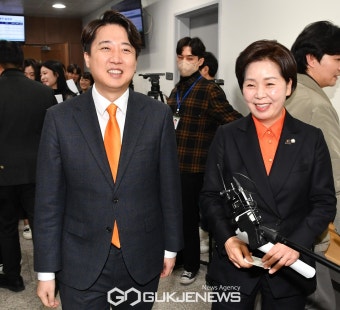 합당 선언 기자회견 마친 밝은 표정의 이준석-양향자