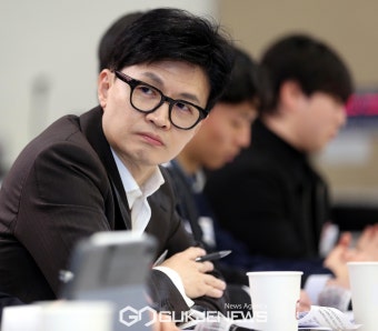 학생들의 발언을 경청 하는 한동훈 국민의힘 비상대책위원장
