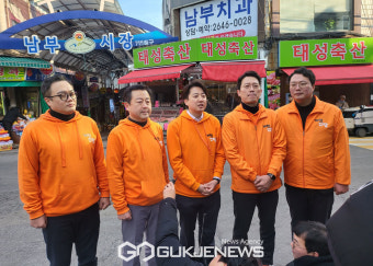 취재진 질문에 답하는 개혁신당 이준석 대표