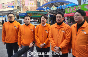 취재진 질문에 답하는 개혁신당 이준석 대표