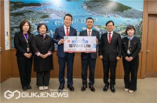 BNK부산은행, 동구청에 설맞이 복꾸러미 450상자 전달