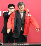 국민의힘 당 점퍼 입는 하정훈 원장