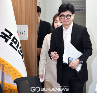 비상대책위원회 회의에 참석하는 한동훈 국민의힘 비상대책위원장