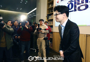 인사하는 한동훈 국민의힘 비상대책위원장