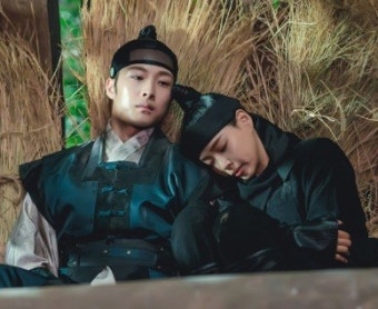 '밤에피는꽃' 이하늬·이종원 은밀한 스킨십...충격적 과거사