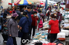설 앞두고 붐비는 전통시장...