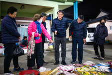 장충남 남해군수, 설 명절 맞아 전통시장서 제수용품 구입