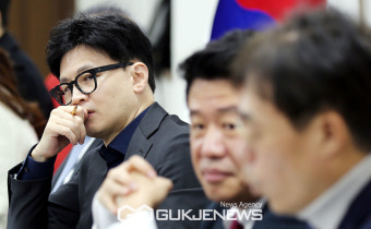 김경율 위원 바라보는 한동훈 위원장
