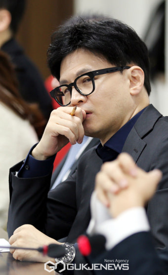 김경율 위원 바라보는 한동훈 위원장