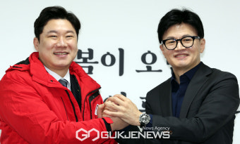 두 손 맞잡은 한동훈-진종오