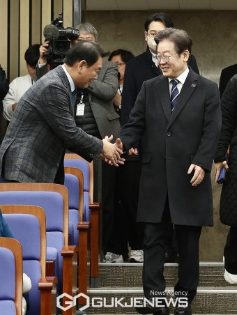 악수 나누는 이재명 대표