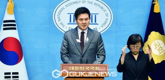 총선 경남 양산을 출마선언 기자회견 하는 김태호 국민의힘 의원
