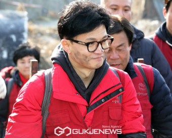 얼굴에 연탄 묻은 한동훈 비대위원장