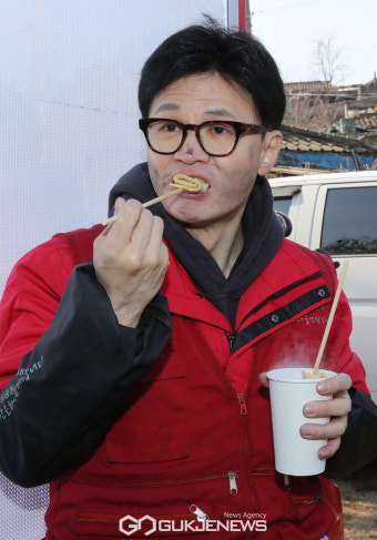 어묵 먹는 한동훈 위원장
