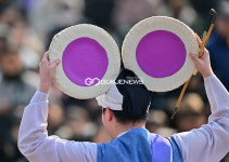[국제포토] 해학 담은 공연 도는 놈 / 뛰는 놈 / 나는 놈