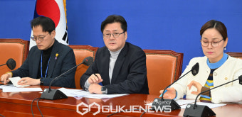 기자간담회 하는 홍익표 더불어민주당 원내대표