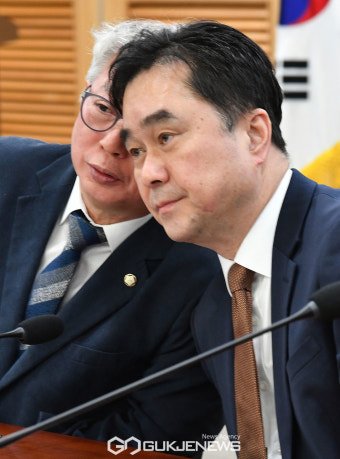김종민 최고위원과 대화하는 조응천 최고위원