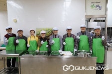 진천군의회, 복지관서 배식 봉사활동 전개