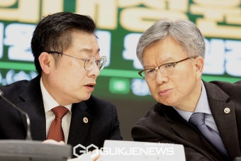 박명하 서울시의사회장과 대화나누는 김택우 의협 비대위원장