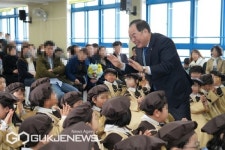 [포토] 하윤수 부산시교육감, 제27회 영일유치원 졸업식 축하