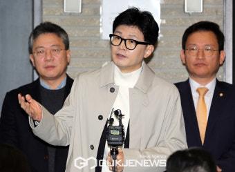 취재진 질문에 답변하는 한동훈 비대위원장