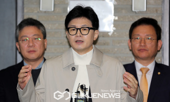 취재진 질문에 답변하는 한동훈 비대위원장