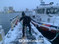 [GJ포토] 동해해경, 묵호파출소 연안구조정 제설작업