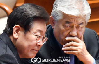 이상헌 의원과 대화 하는 이재명 더불어민주당 대표