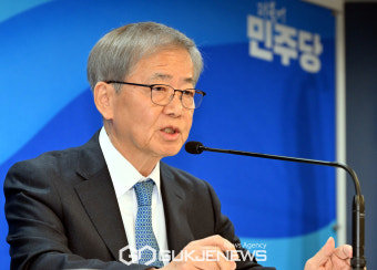 공천심사결과를 발표하는 임혁백 더불어민주당 공천관리위원장