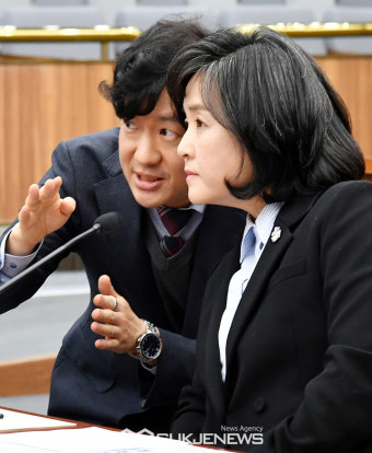 관계자와 대화 하는 신숙희 대법관 후보자