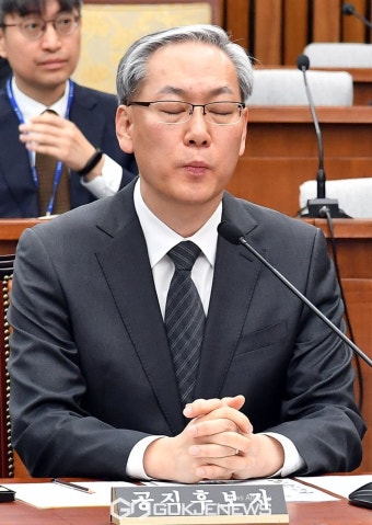눈 감고 생각에 잠긴 엄상필 대법관 후보자