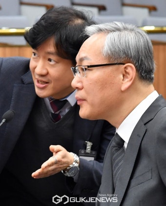 관계자와 대화 하는 엄상필 대법관 후보자